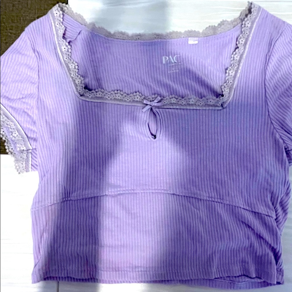 This top I super nice and comfy good condition and light purple
